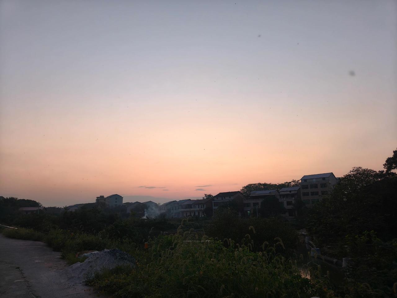 喜欢你的人，永远都不会嫌你烦。心疼你的人，再难也不会跟你走散，想念你的人，永远都