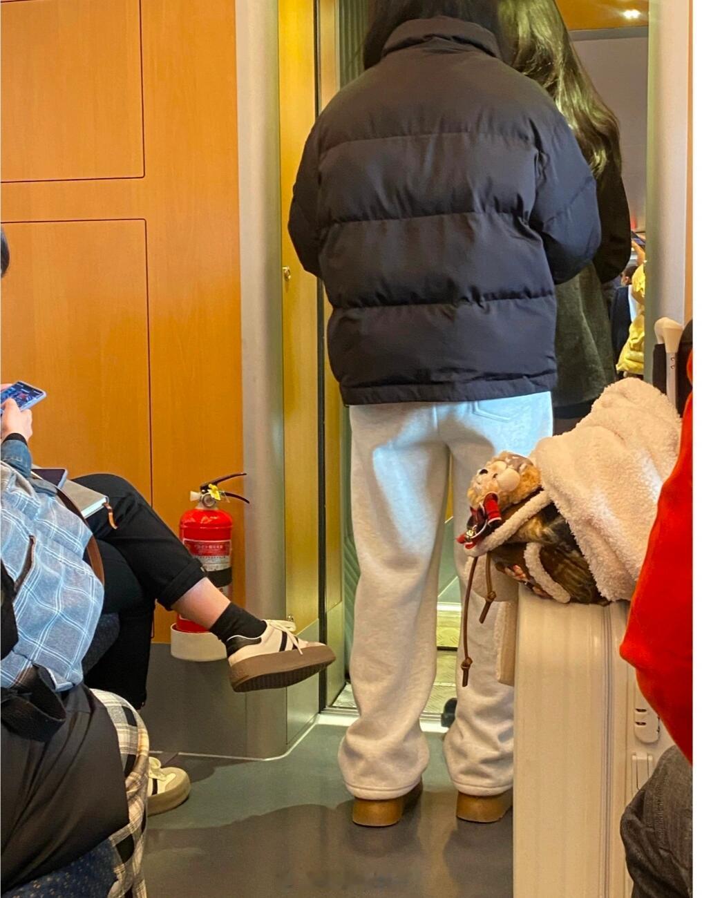 高铁站看到的。。。这个美女的穿搭这个美女的穿搭直接给我靓🦐，又好看又休闲！穿着