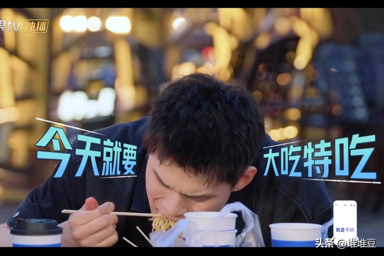 孙杨一边吃着烧烤，一边说：“我最喜欢吃肉了，但我平时没机会吃。”说完，孙杨又继续