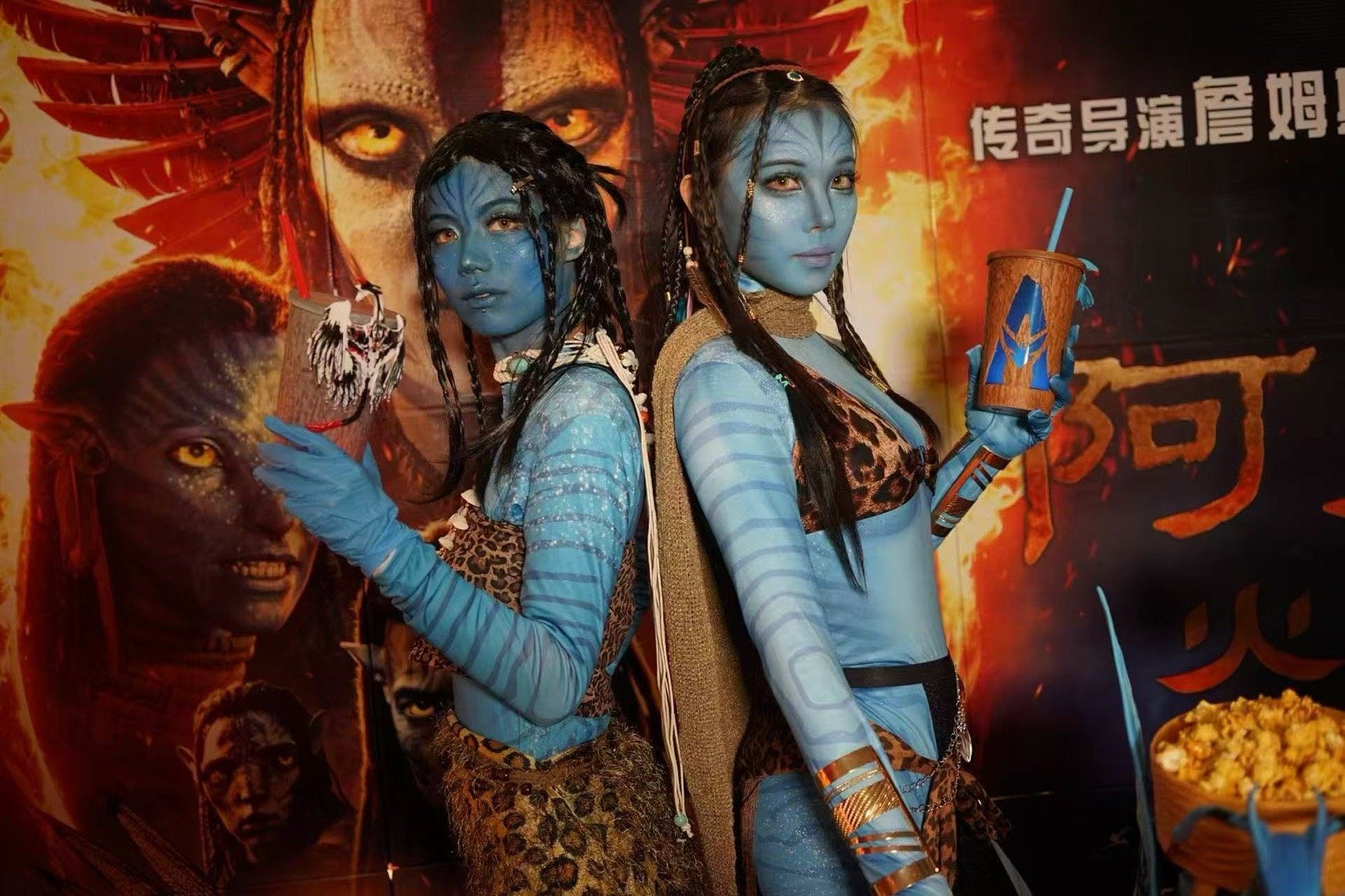 看阿凡达3身边坐着真阿凡达 起猛了，和纳威人一起看了场电影！《阿凡达3》影院惊现