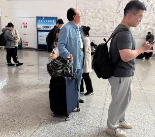 只是一抹背影，就已经让人热泪盈眶

今天，刷到一个视频，一抹出现在地铁站的背影，