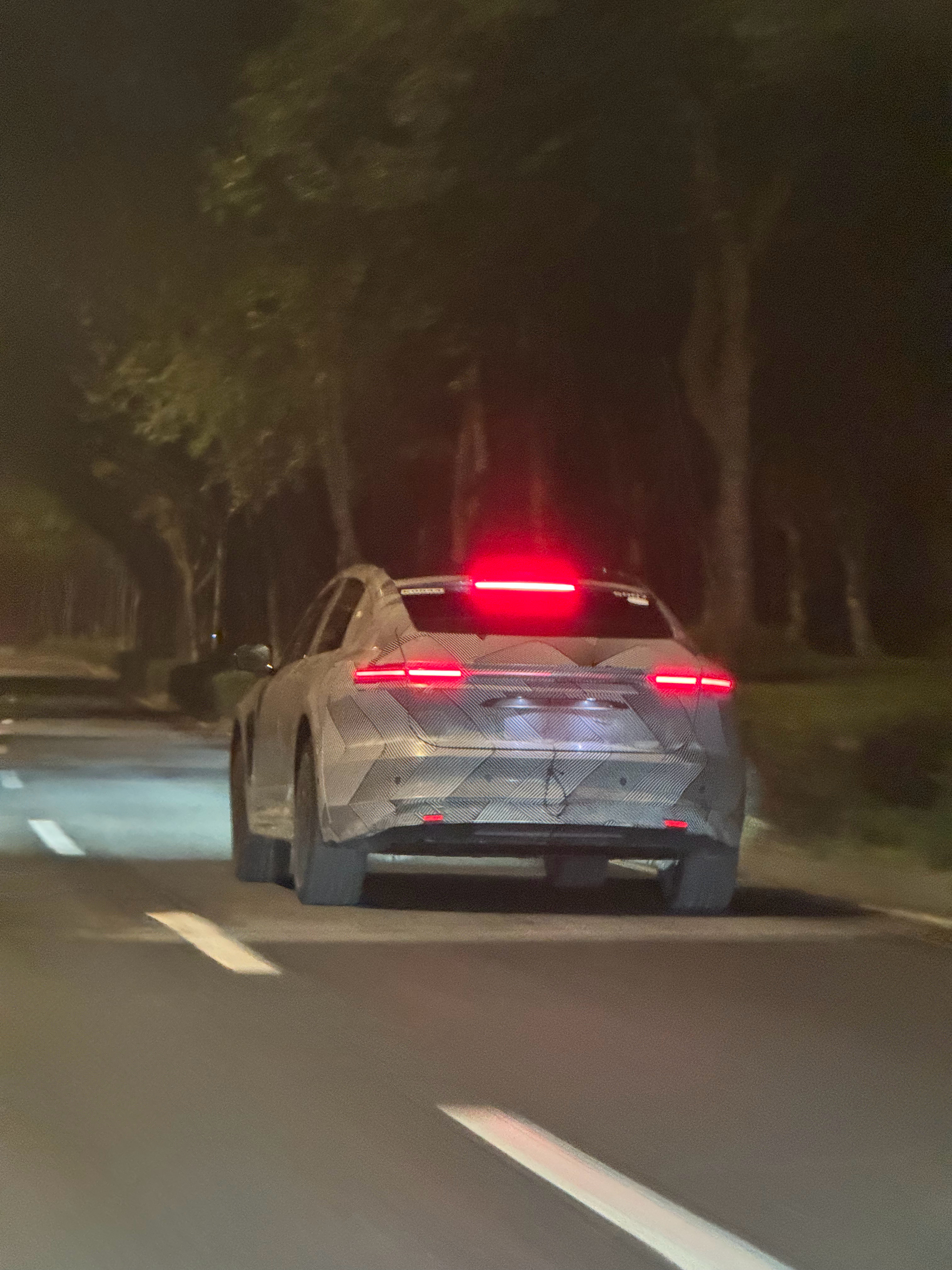 阿来ET9，我跟了一路，正好这条路全是井盖，差不多50米一个井盖，而且是那种落差