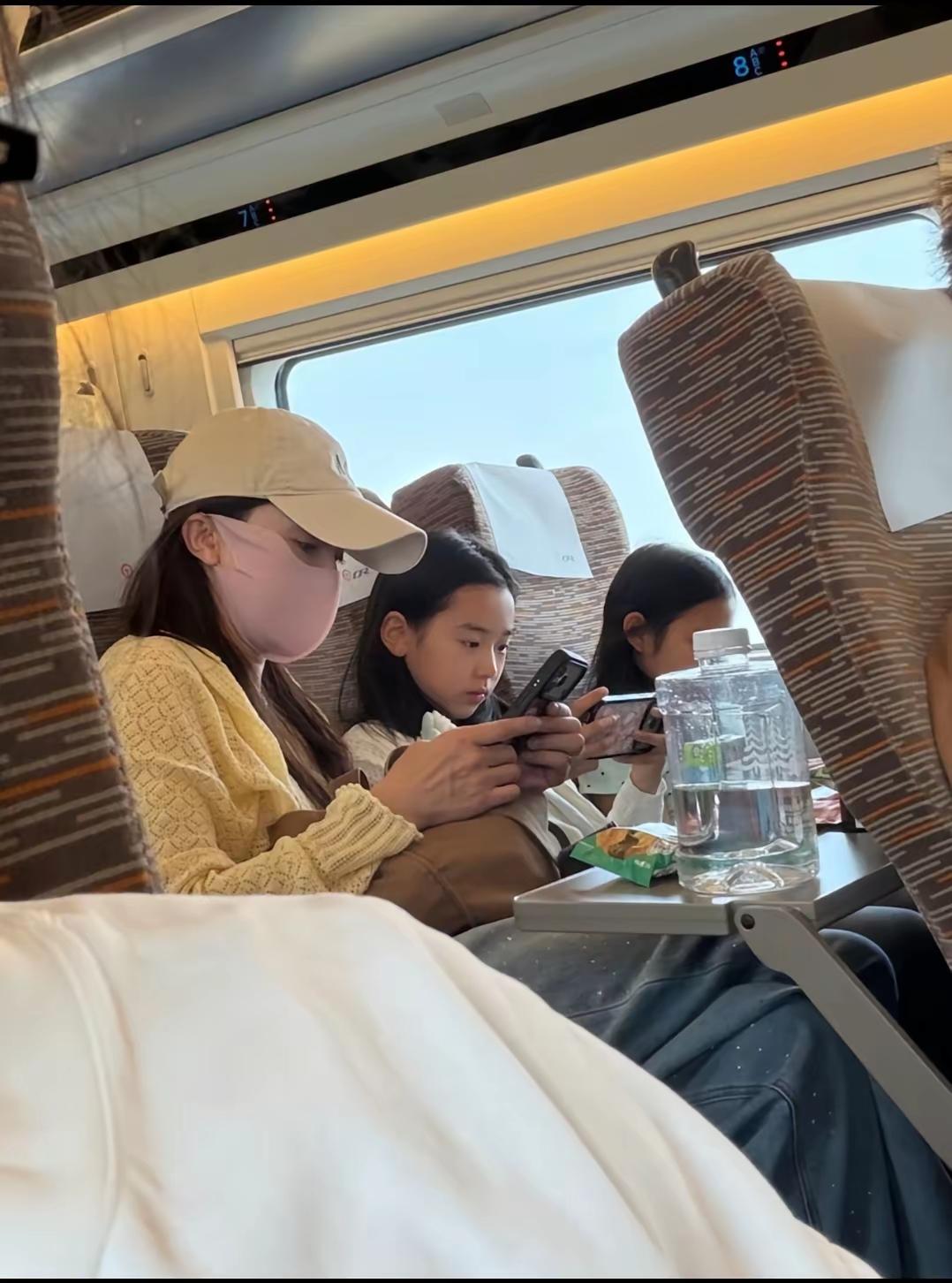 明星的女儿也太好看了吧，真的是天生丽质！大家看出来她是谁了吗？