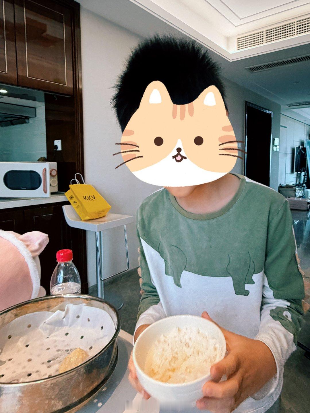 回家才发现，他晒的和碳一样了到家又恢复正常了给老母亲盛饭ing 