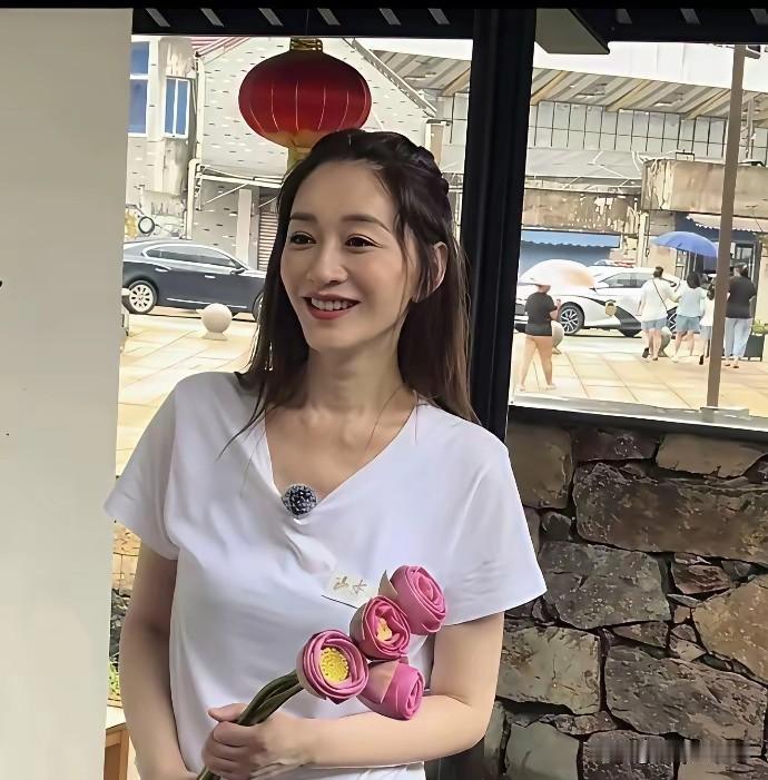 李小冉快50岁了，状态好的惊人，一些人觉得她30出头，一公上她唱完《我会等》忘词