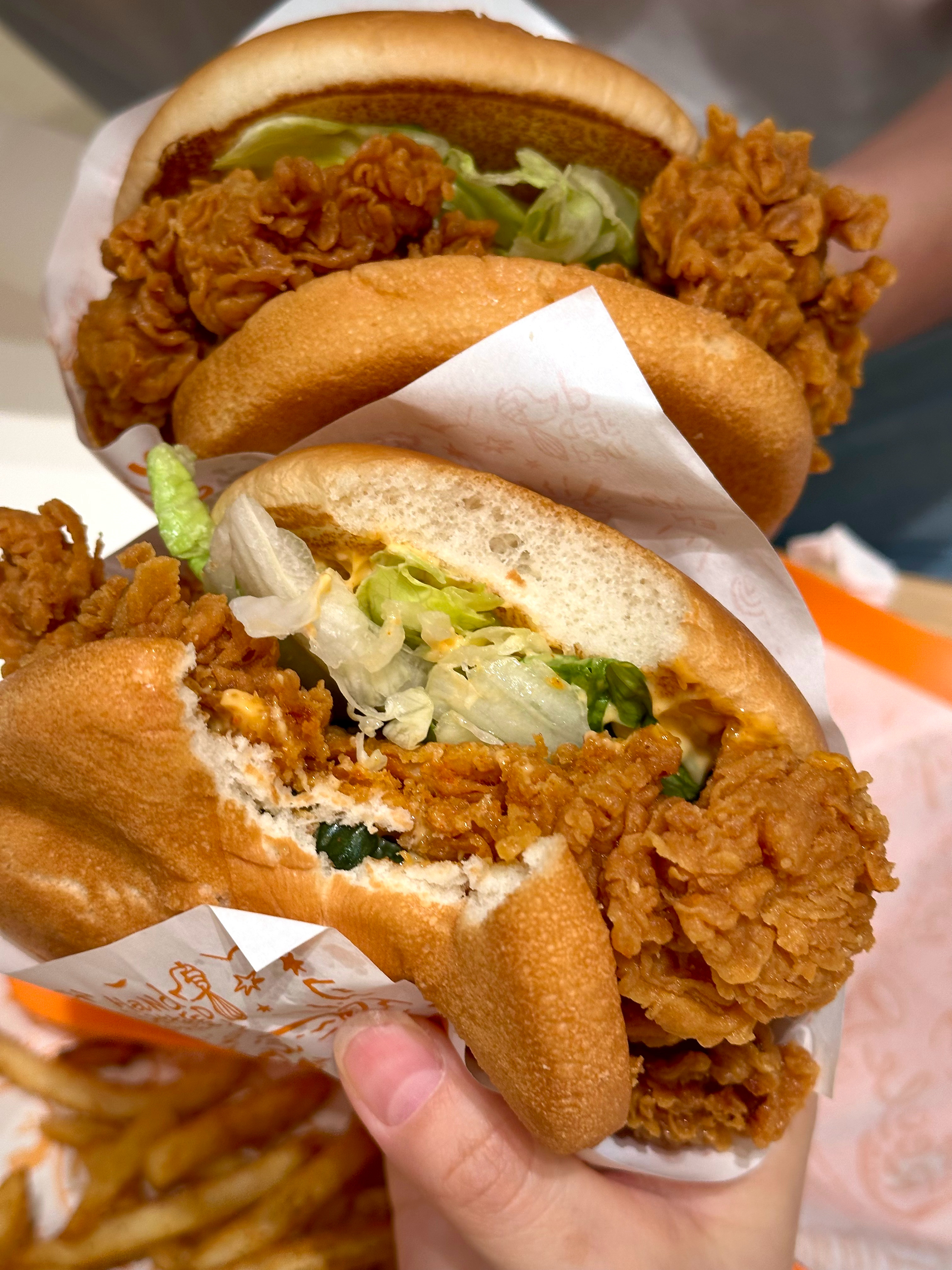 美食  都七🈷️了小象超市还有杨梅晚饭不知道吃什么来Popeyes吃汉堡炸鸡由