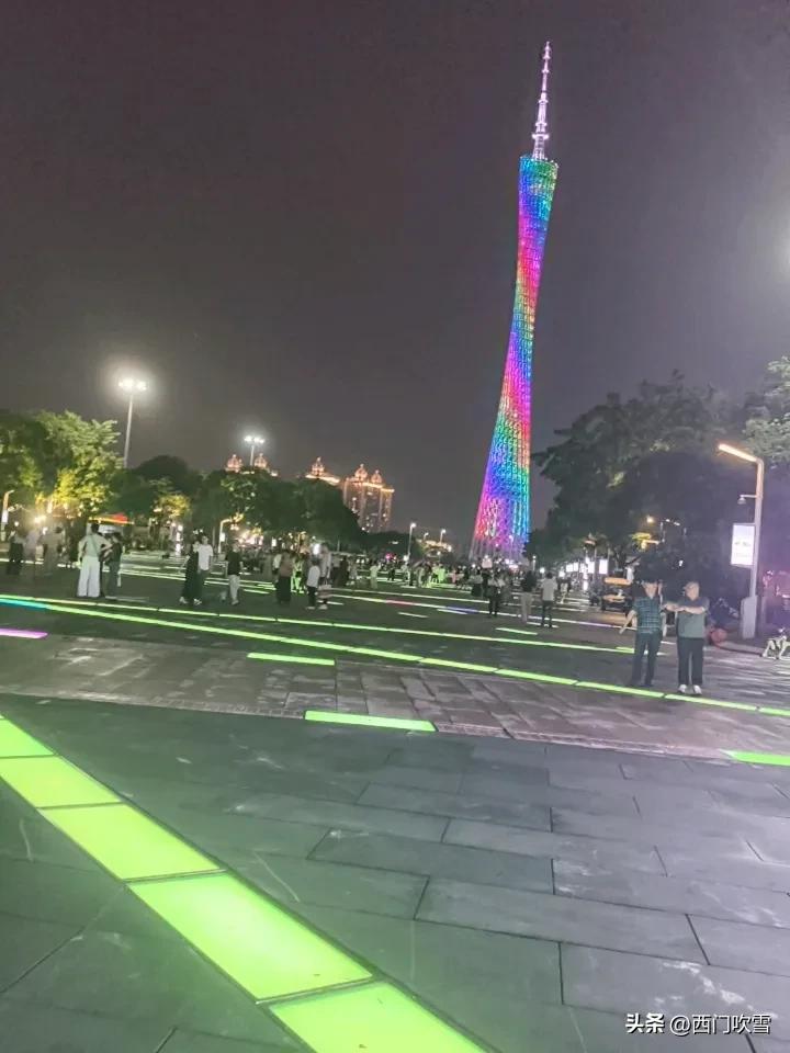 广州花城汇广场真是个神奇的地方，就算下着小雨，也完全挡不住游客游玩的热情。
花城