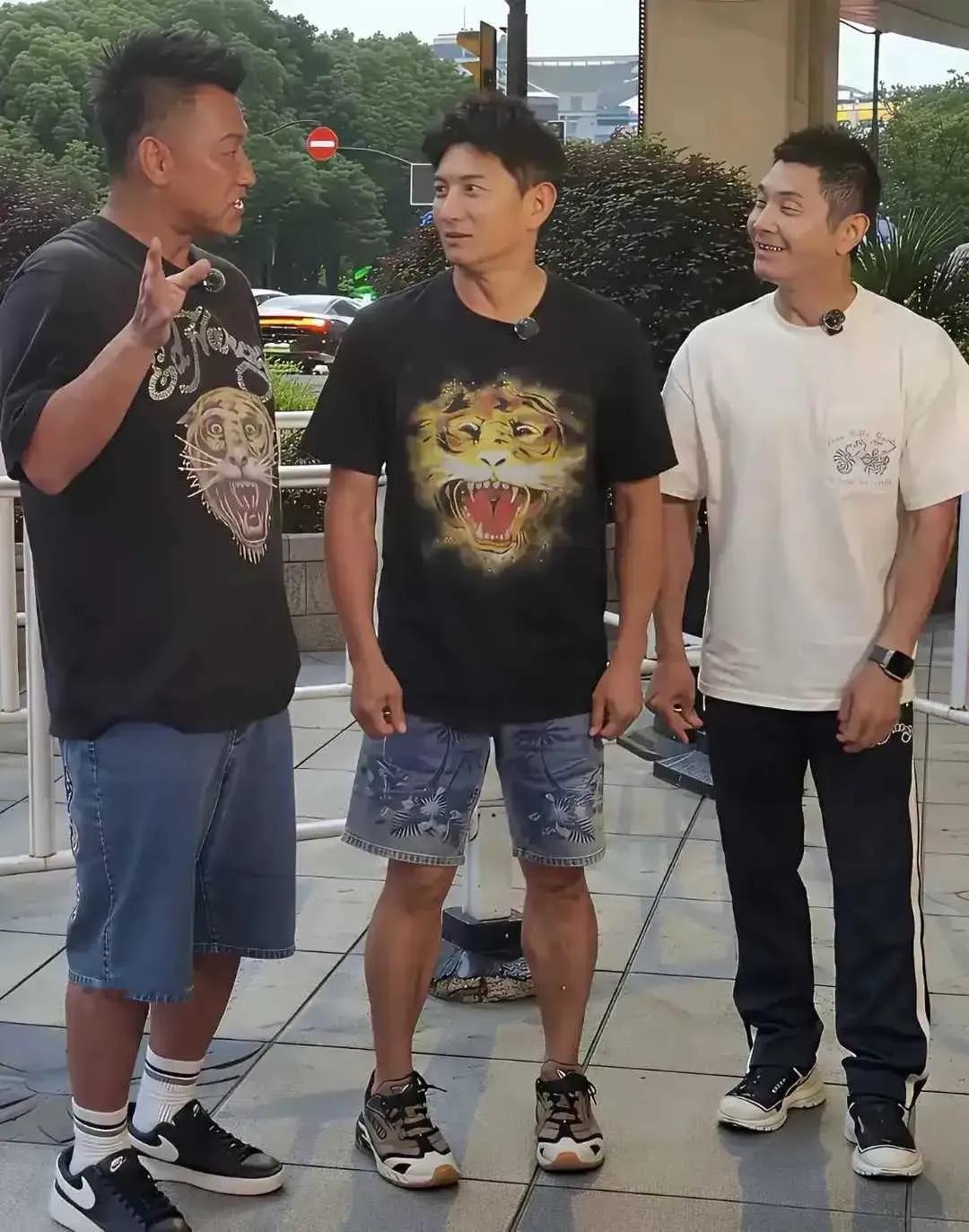 吴奇隆我认识，其余二位是朋友还是安保人员