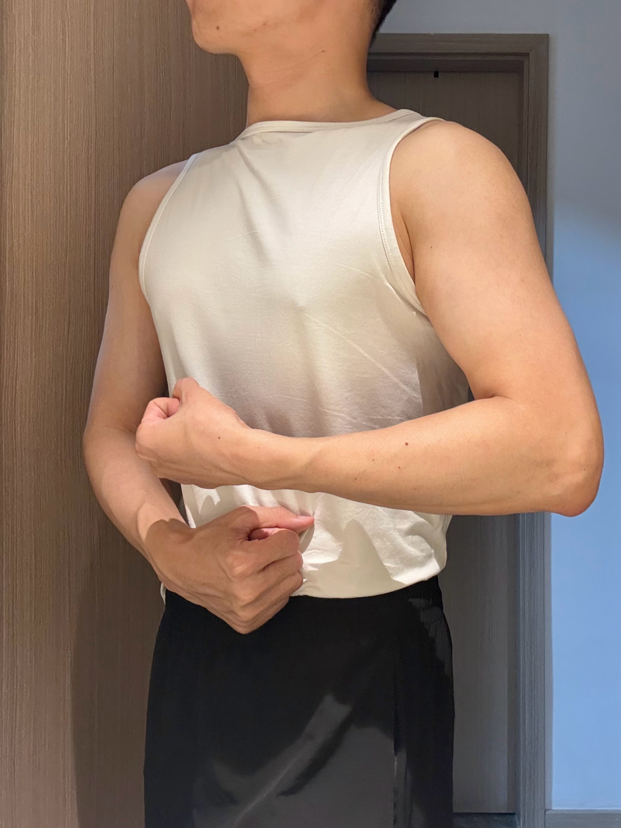 当我把老头汗衫反穿，似乎得到了一件时尚单品。 