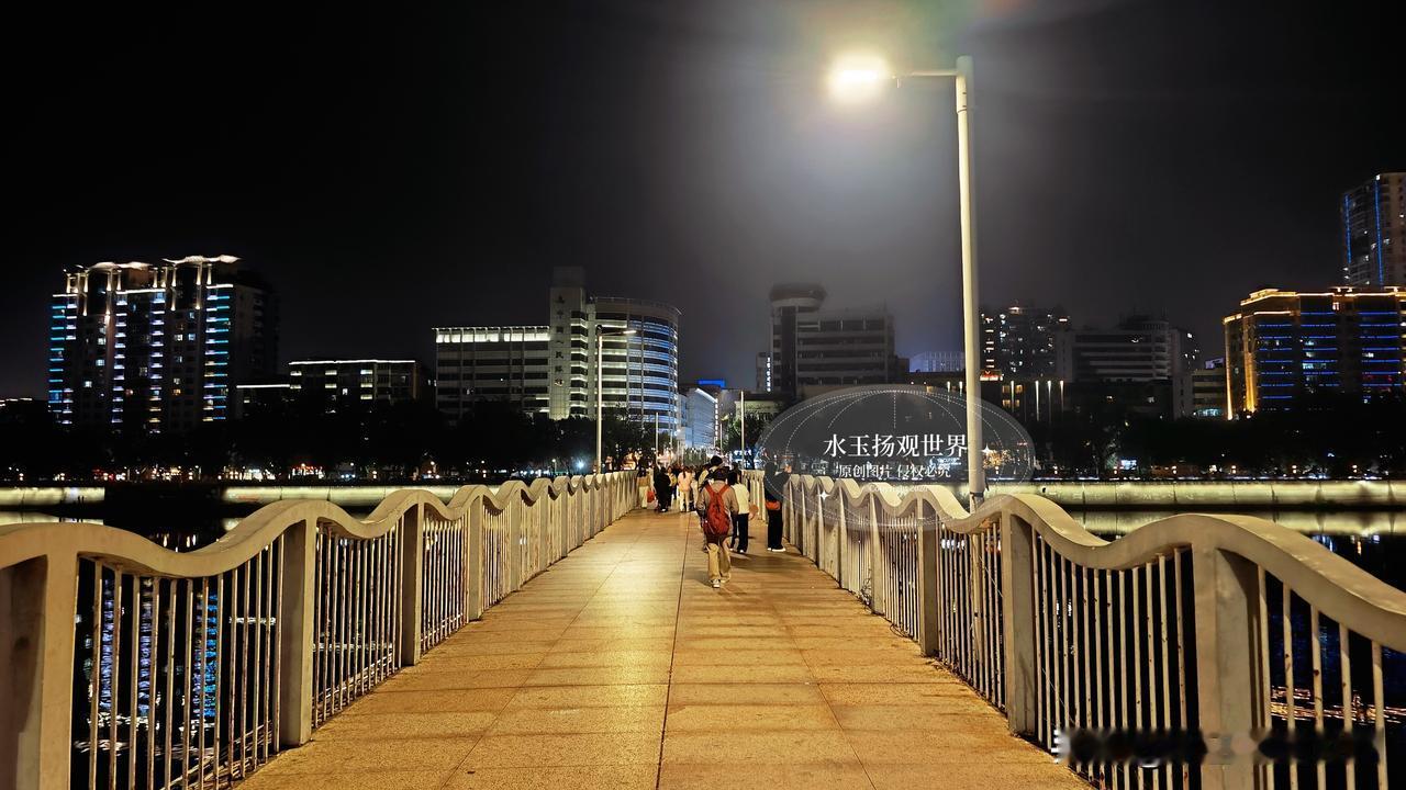 你敢信吗？上饶有条江，偏偏不按常理出牌，人家江河都往东奔大海，它却反着来，自东向