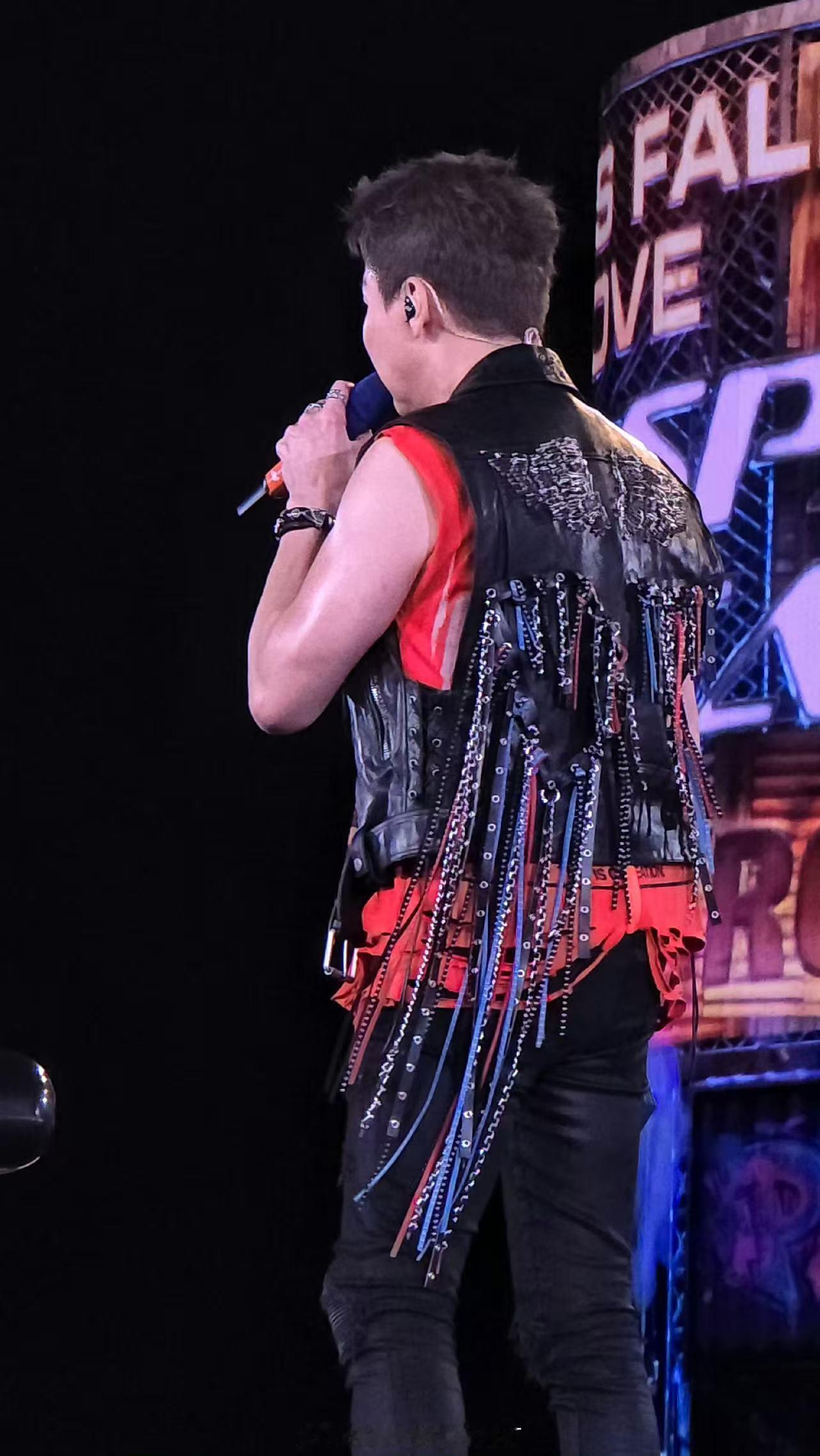 陶喆被粉丝扇子笑得唱不下去 第一次看到陶喆笑成这样。弯着腰、声音发抖、唱到一半停