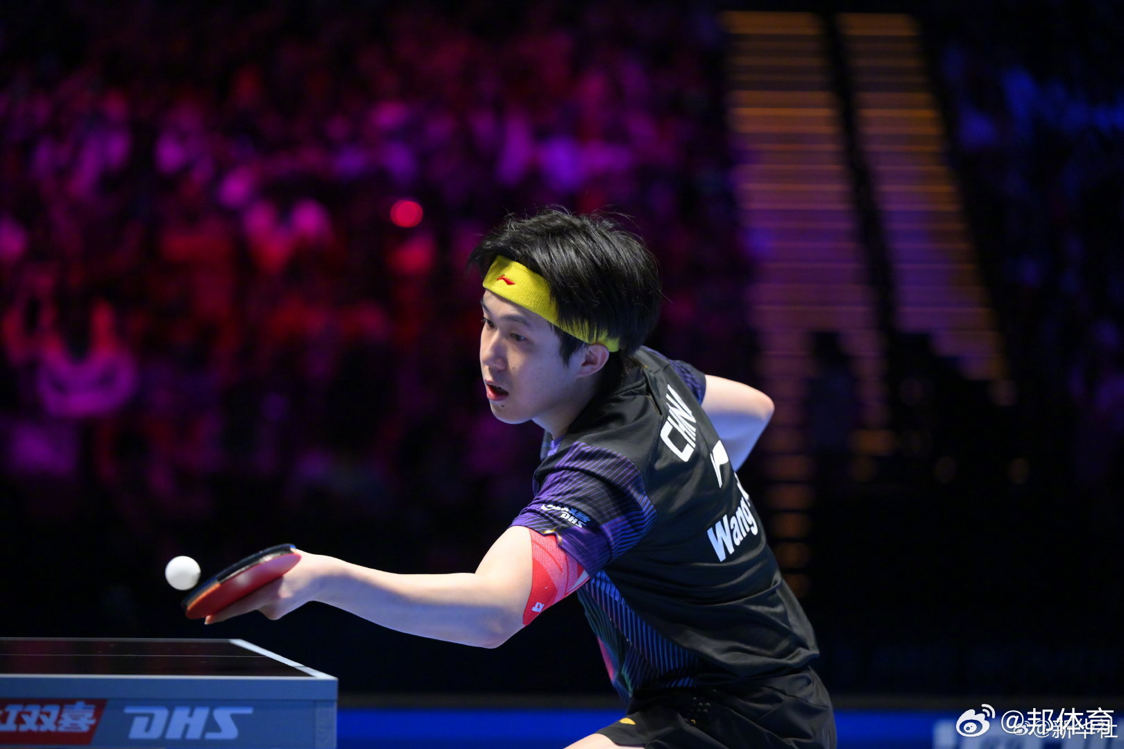 王楚钦撕掉肌贴真的看哭了😭这一下撕的不是肌贴，是疼到极致也要硬扛的倔强。明明胳