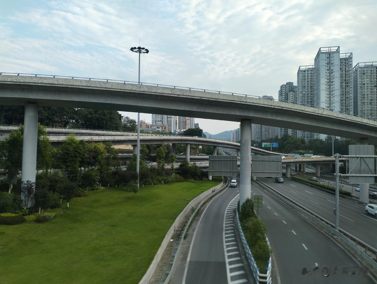 坐车经过杨公桥半月楼立交桥，突然想起这座桥开工建设都是三十年前了，1996年4月