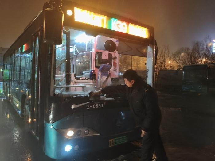 济南公交深夜踩点凌晨“暖车”，确保首班车雪天正常出发！周一早高峰的雨雪天气又是一