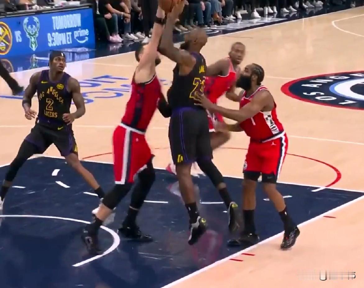 冲击力真的强！哈登谈詹姆斯：

“勒布朗的冲击力真的很强。”

“我跟祖巴茨两个