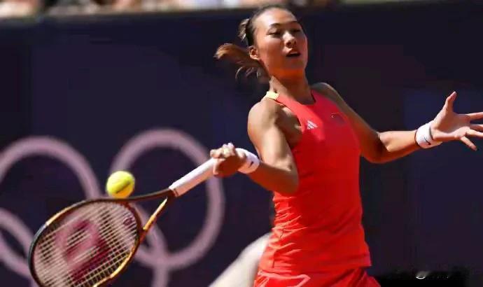 郑钦文霸气侧漏，愈发成熟完成蜕变，在经历纳瓦罗、科贝尔和世界第一斯瓦泰克洗礼后真