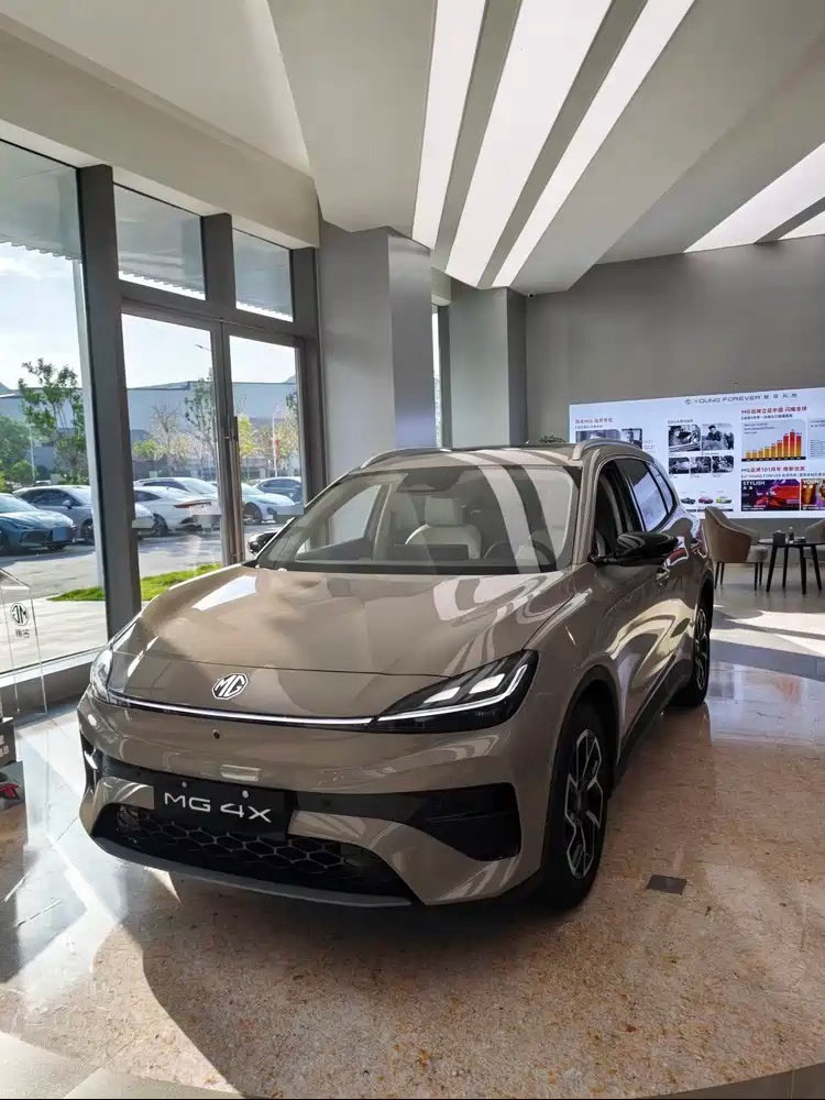MG4同平台衍生SUV，兼顾代步与轻度家用出行。搭载半固态电池，CLTC续航51