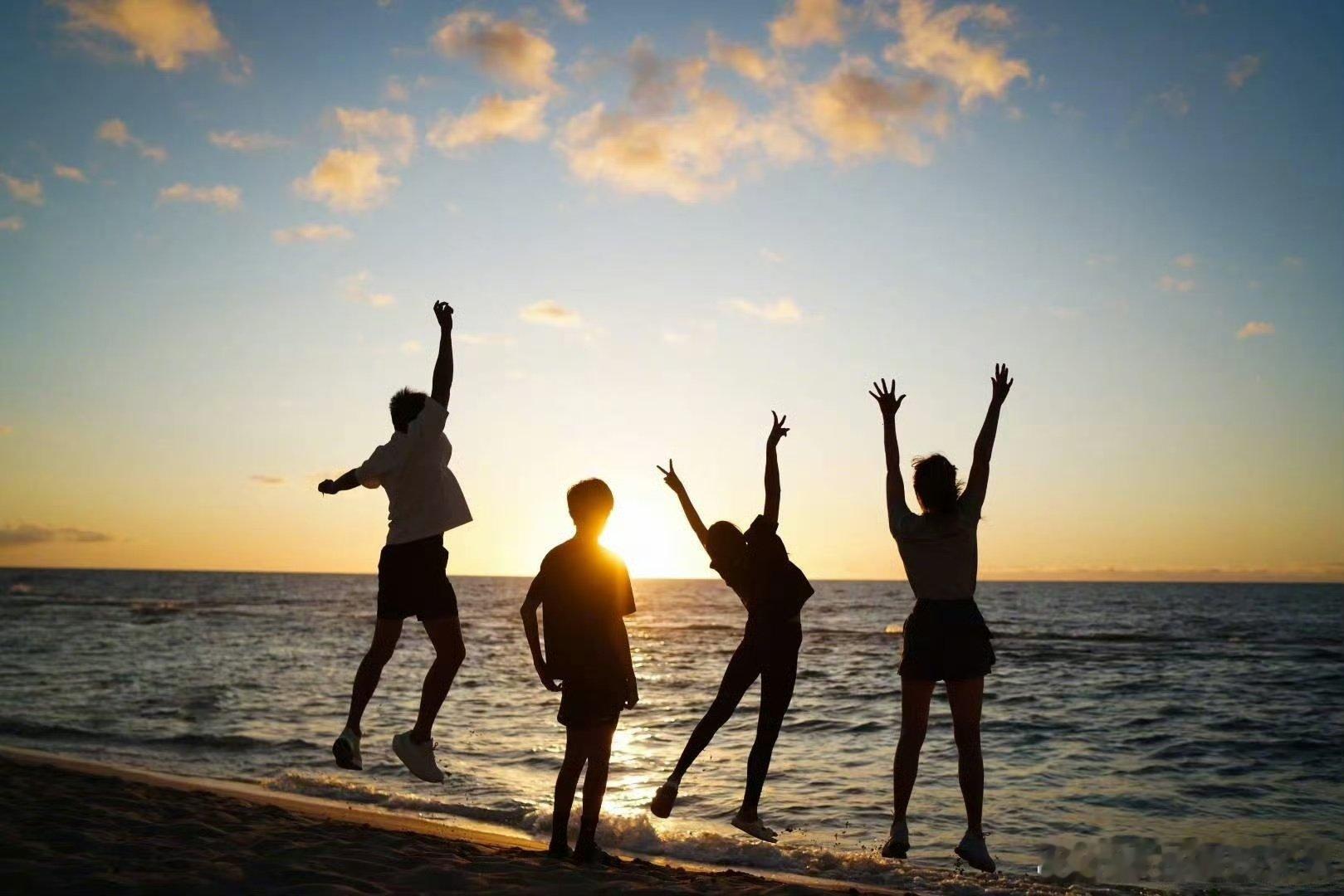 孙俪晒全家海边夕阳背影照孙俪发的这张2025年7月海边全家背影照特别治愈。夕阳西