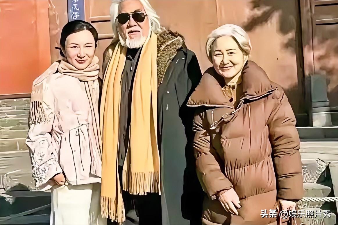 63岁的岳母站在75岁女婿张纪中旁边，心里的高兴脸上都“藏不住”！

75岁张纪