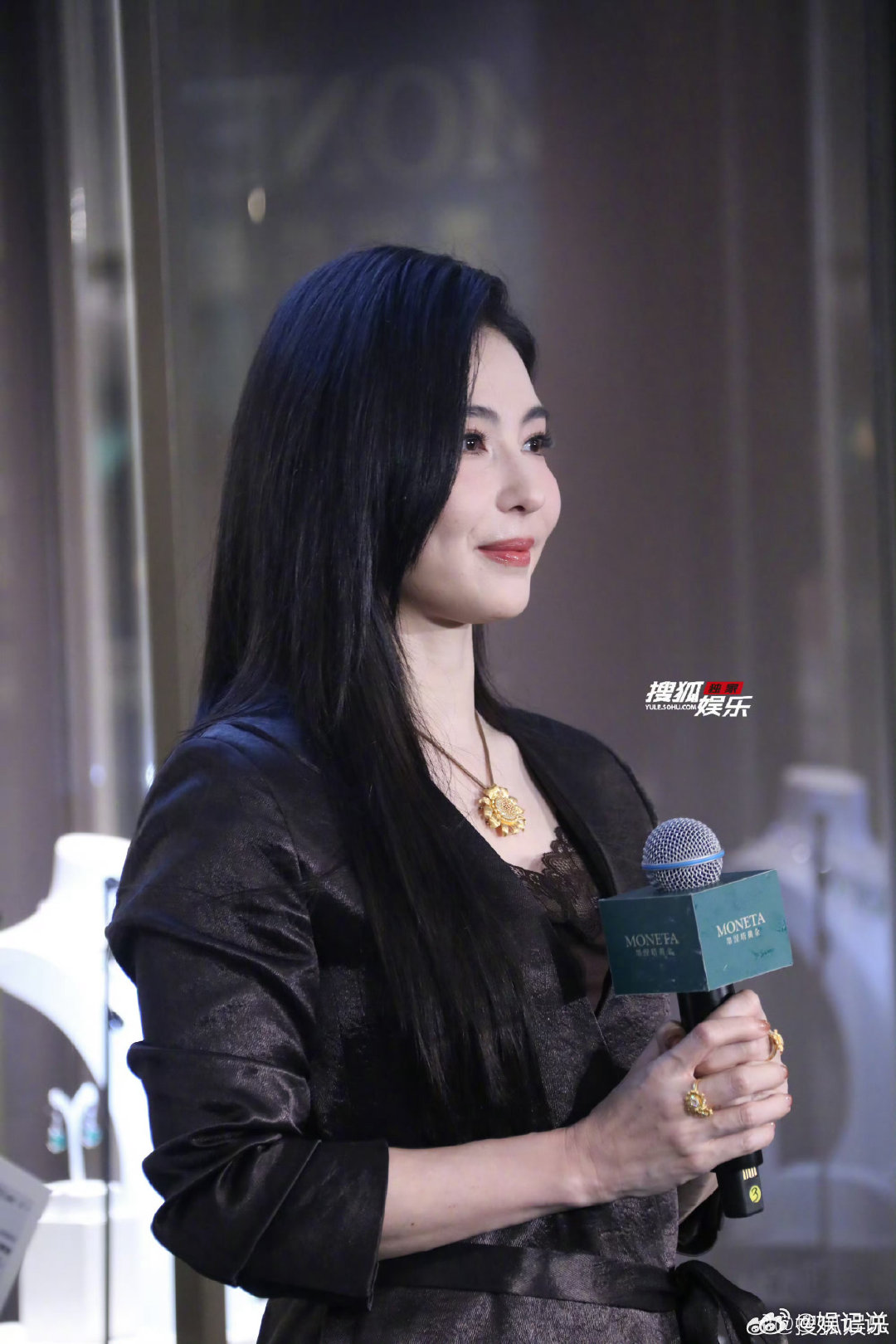 张柏芝黑长直中式风张柏芝太适配黑长直中式风格了！墨色长发温柔垂落，素雅的中式设计