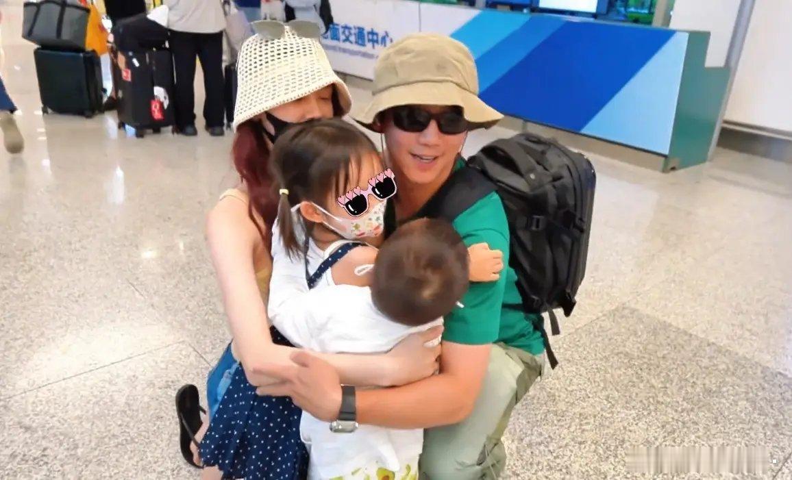8月14日，郑恺老婆苗苗晒出带一双儿女出游的vlog，郑恺因为工作原因没有陪同，