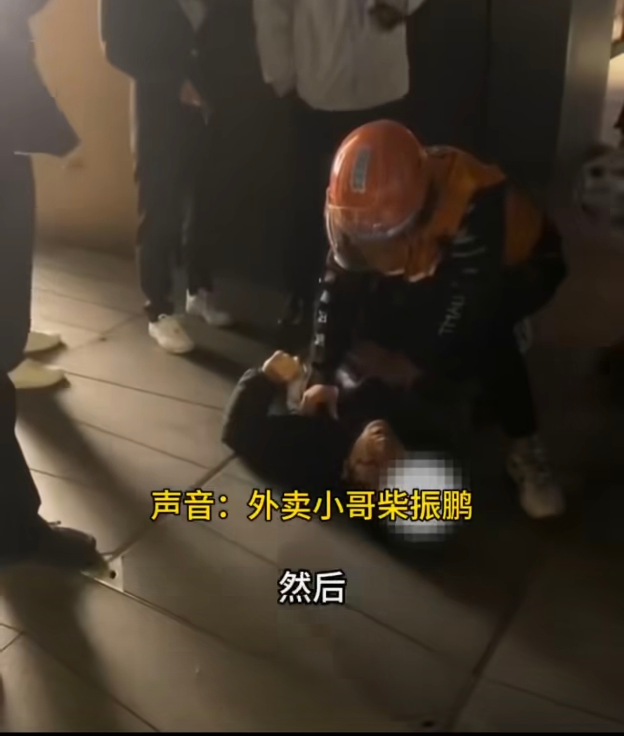 外卖小哥电梯逆行飞身扑倒嫌犯 外卖小哥逆行飞身擒贼，平凡英雄就在身边。这份挺身而