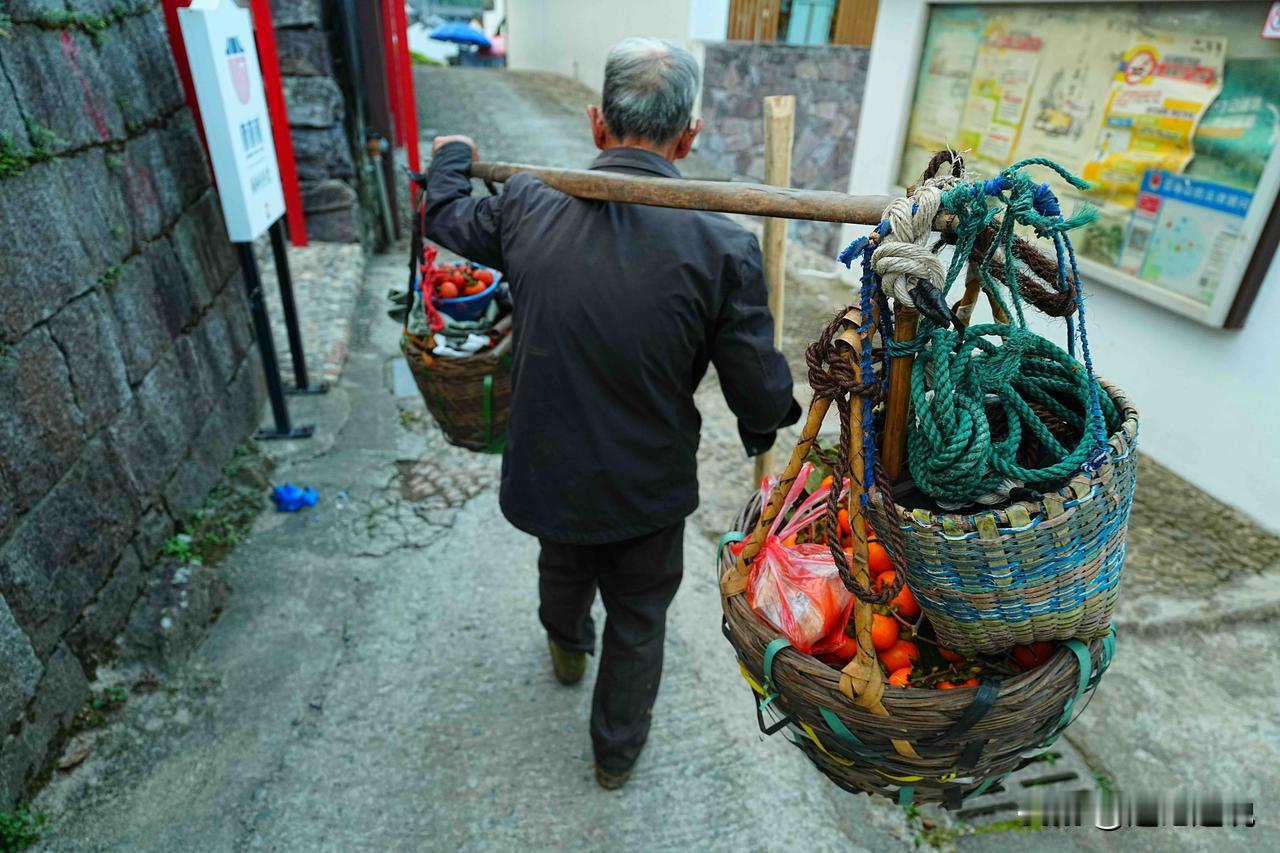 友友说：我一直以为农民最苦，后来看新闻才知道石油赔钱，铁路赔钱，医院赔钱，烟草赔