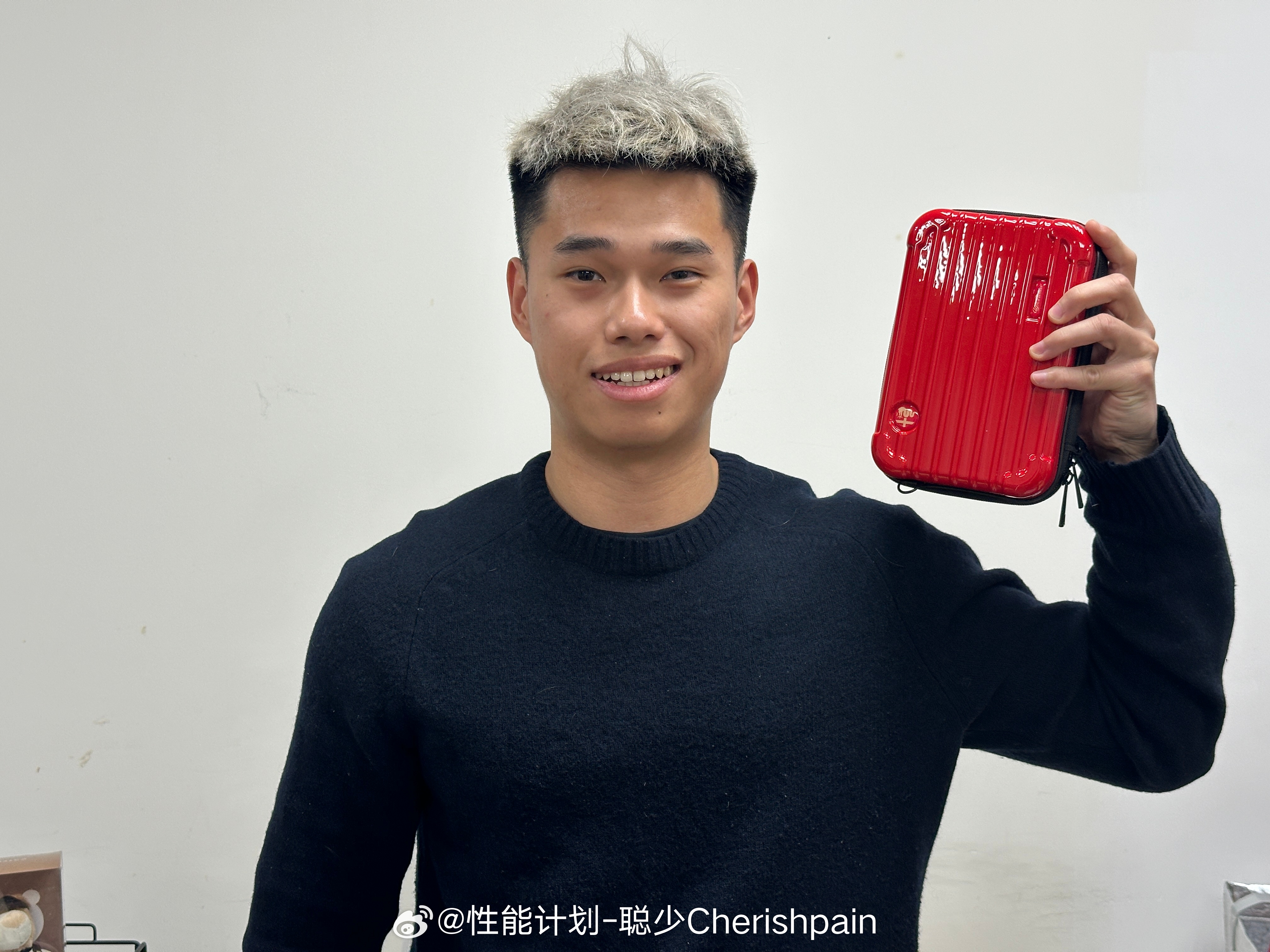 阿尔法罗密欧送的小包，用来放雪茄正好合适，爱了