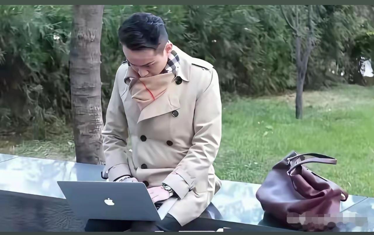 留学生拍到的孙割的另一面。旁边就是星巴克，只要花6美元点一杯咖啡就能坐那里办公。