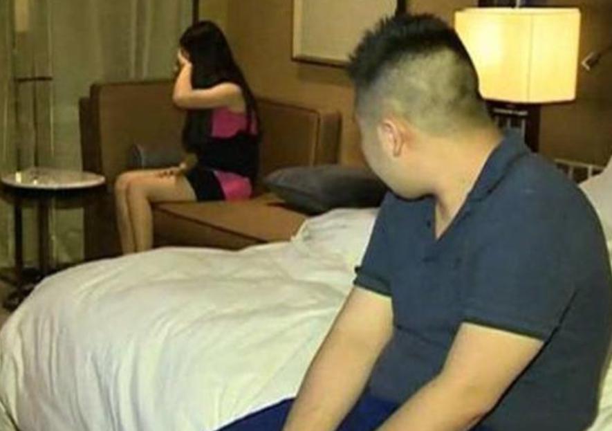 这也太恶心了！南京那边，一对小情侣住个酒店，晚上八点多正躺床上呢，女的刚洗完澡头