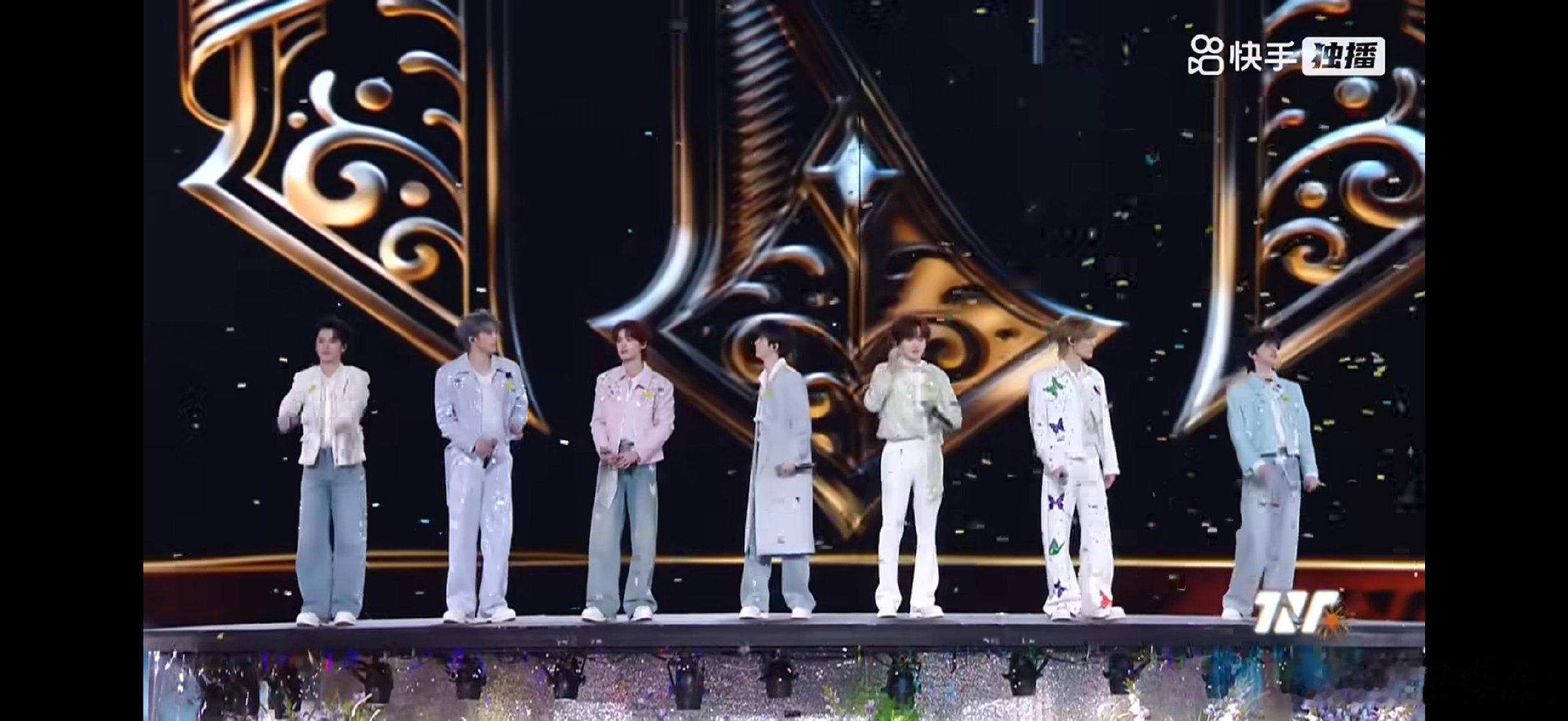 贵阳之夜，时代少年团如光而至，用《又一程》的温暖歌声，诉说青春里的每一步成长 