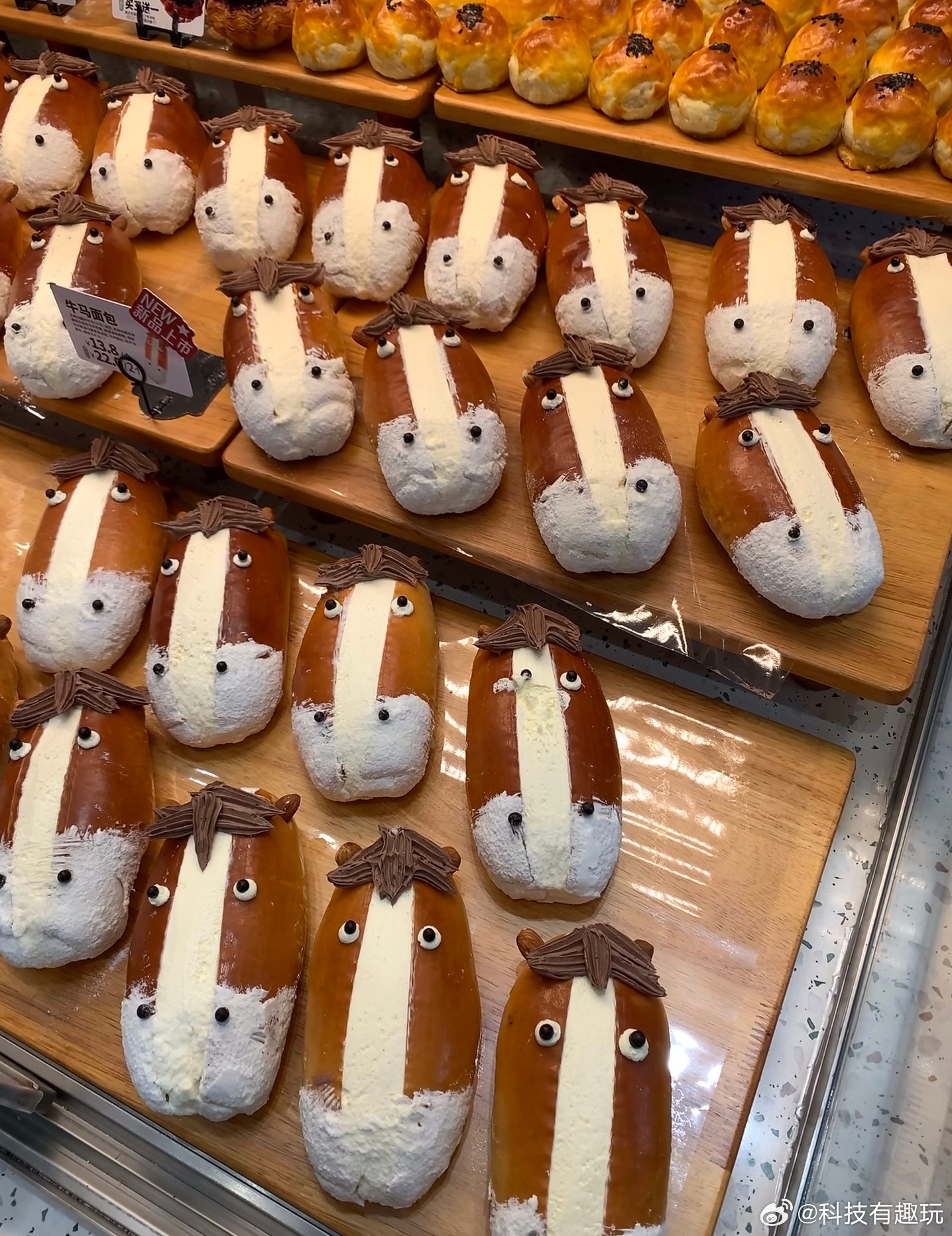 牛马面包好看的东西或许不一定吸引人，丑萌抽象的倒是让人跃跃欲试，就是不知道味道咋