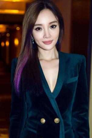 李小冉这事有意思！

李小冉删何炅微信这事，
确实够大胆。
在节目里被当场说出来