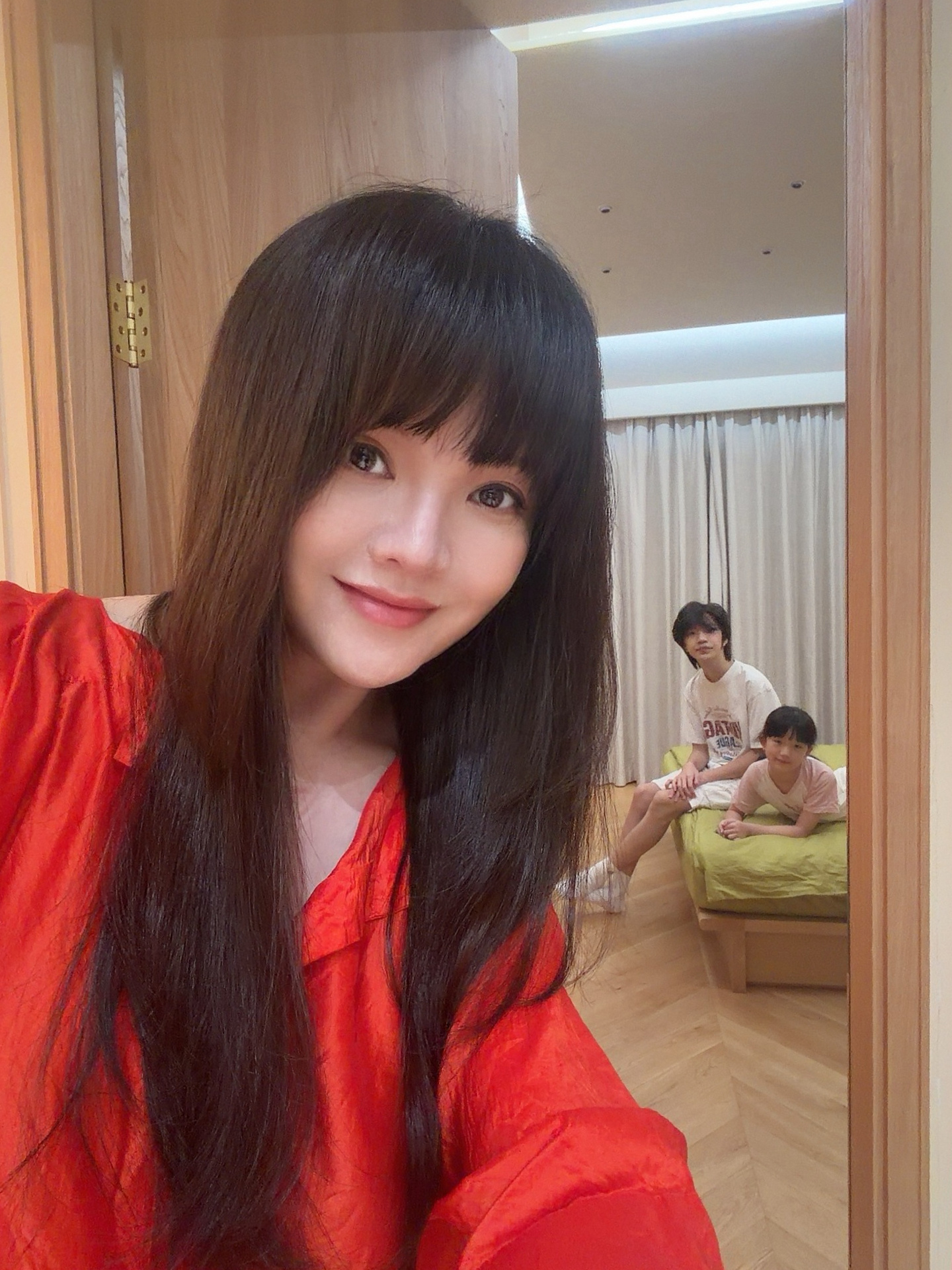 今天明明化了个美美的妆打算陪三儿直播来着，结果临时搭建的直播间不知道是打光还是什