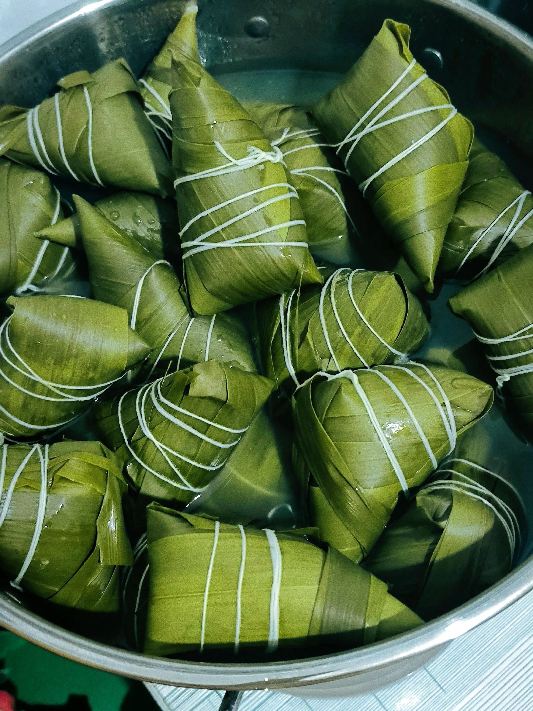 不喜欢吃肉粽子，还是喜欢甜的蜜粽子。
