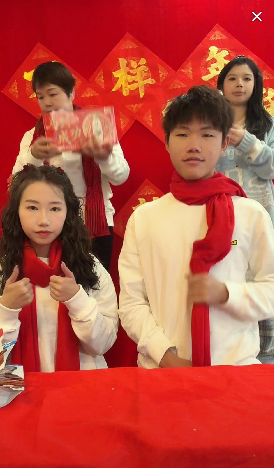 寻亲家庭都在给大家送福利，昨晚梁志辉直播到凌晨，今天叶锐聪妈妈一大早匆匆开启直播