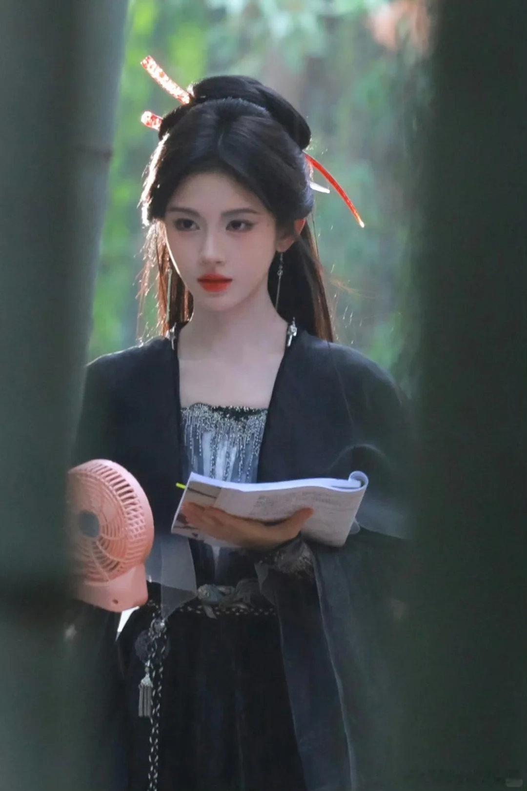鞠婧祎来战黑衣魔女鞠婧祎来战阿黛黑衣look鞠婧祎《来战》阿黛黑衣look~绝美