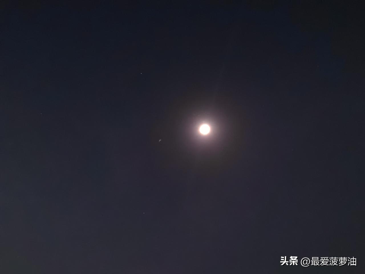 冬月皎如银，清辉照林间。

今晚的夜色很美，农历十月初九，月亮居然这么圆！有点错