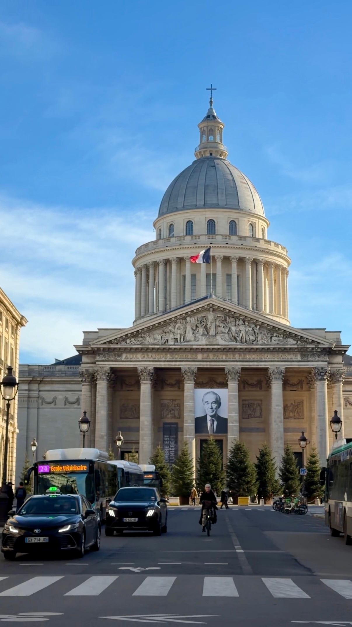 今天来逛一下先贤祠，这里曾经就是一个大教堂，外观跟希腊的帕特农神庙相似，法国大革