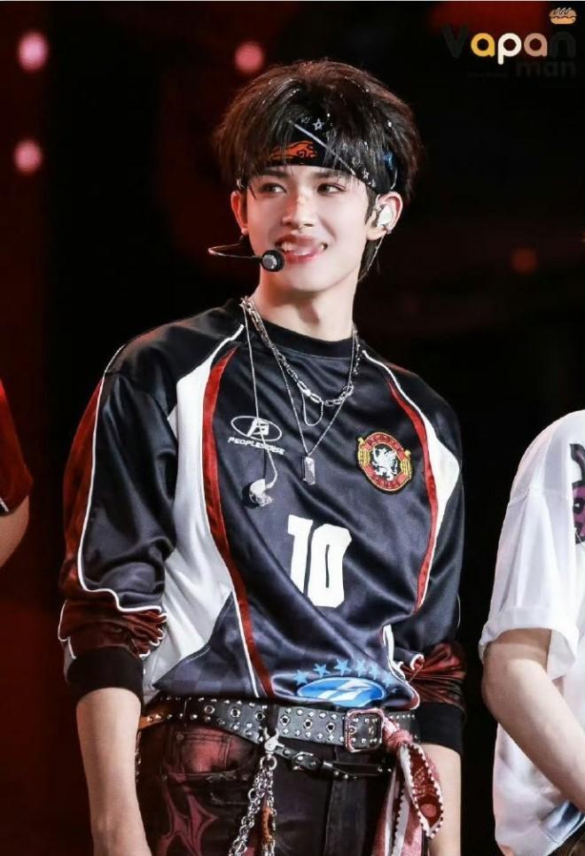 张极绷带造型富有且大方 张极这波绷带造型太会了！宽肩窄腰的身段自带贵气，富有且大