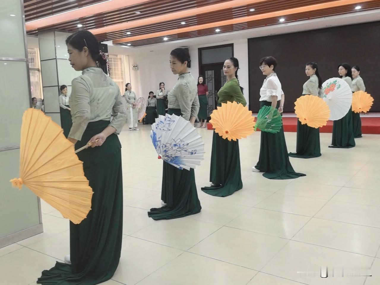  
即将往横店影视城拍大片，新的服装效果还不错，不太显胖，比上次的好看。[捂脸]