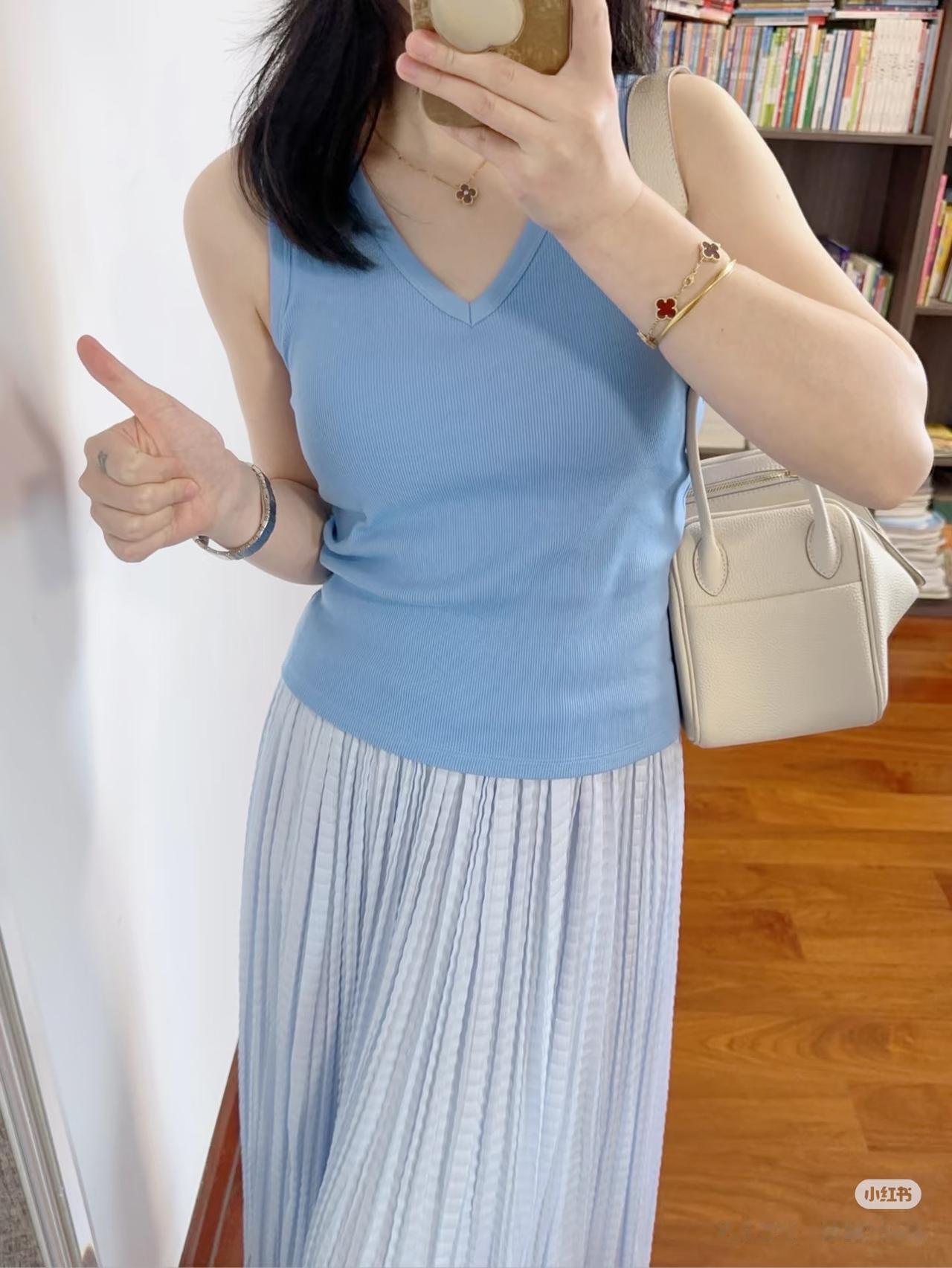 优衣库自带胸垫背心绝了！！超遮副乳👍👍
姐妹们，优衣库新品背心好绝😭😭