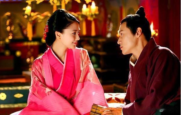 130年，班超的孙子拔刀杀了妻子阴城公主，只因公主和嬖人私通时，经常让班始趴在他