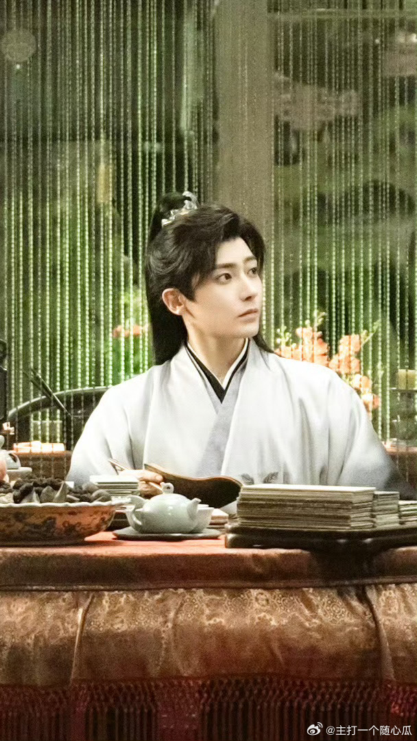 侯明昊玉茗茶骨新剧照，乖乖小来[嘻嘻] ​​​