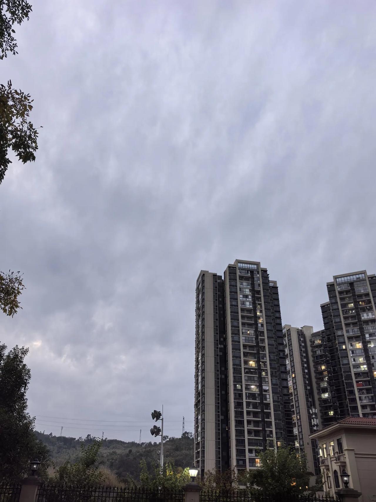 今天突然聊到我婆婆到晚年要到我这边养老，她租房住，我跟她儿子说，你可以考虑考虑下