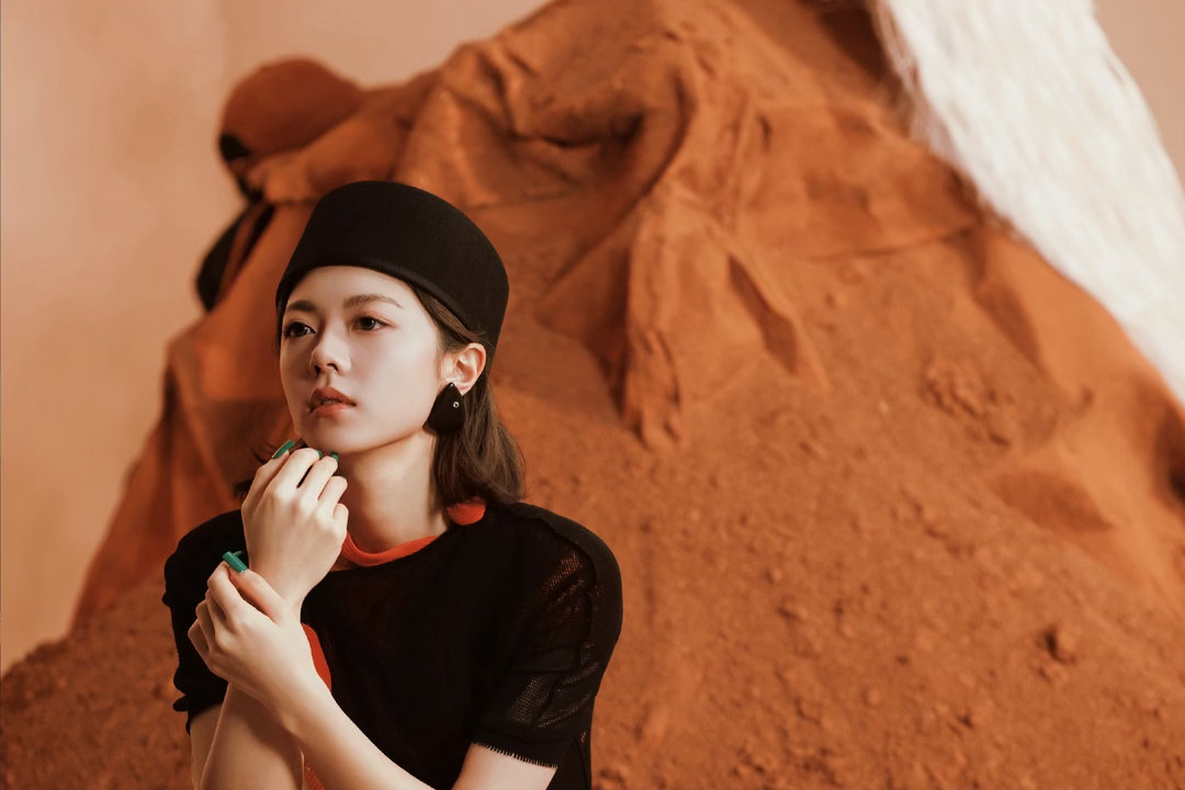 赵今麦少女的生命力赵今麦眼神里有故事谁懂啊！赵今麦这组大片直接把生命力焊在脸上了