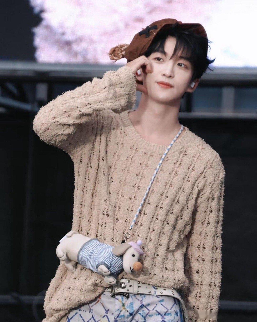 黄子弘凡春晚舞台吊威亚路透浙江卫视春晚 黄子弘凡把威亚玩成了舞台的“第五肢体”！