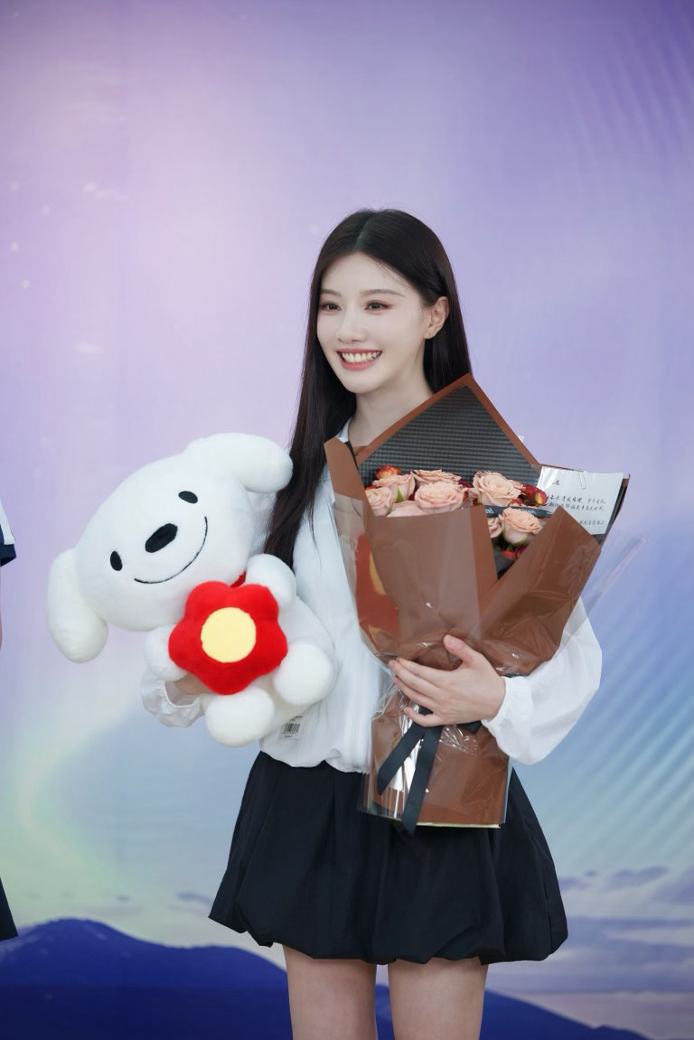 王鹤润元气网球少女🎾网球场定格夏日高光时刻！身姿轻快，眼神明亮，活力全开，元气