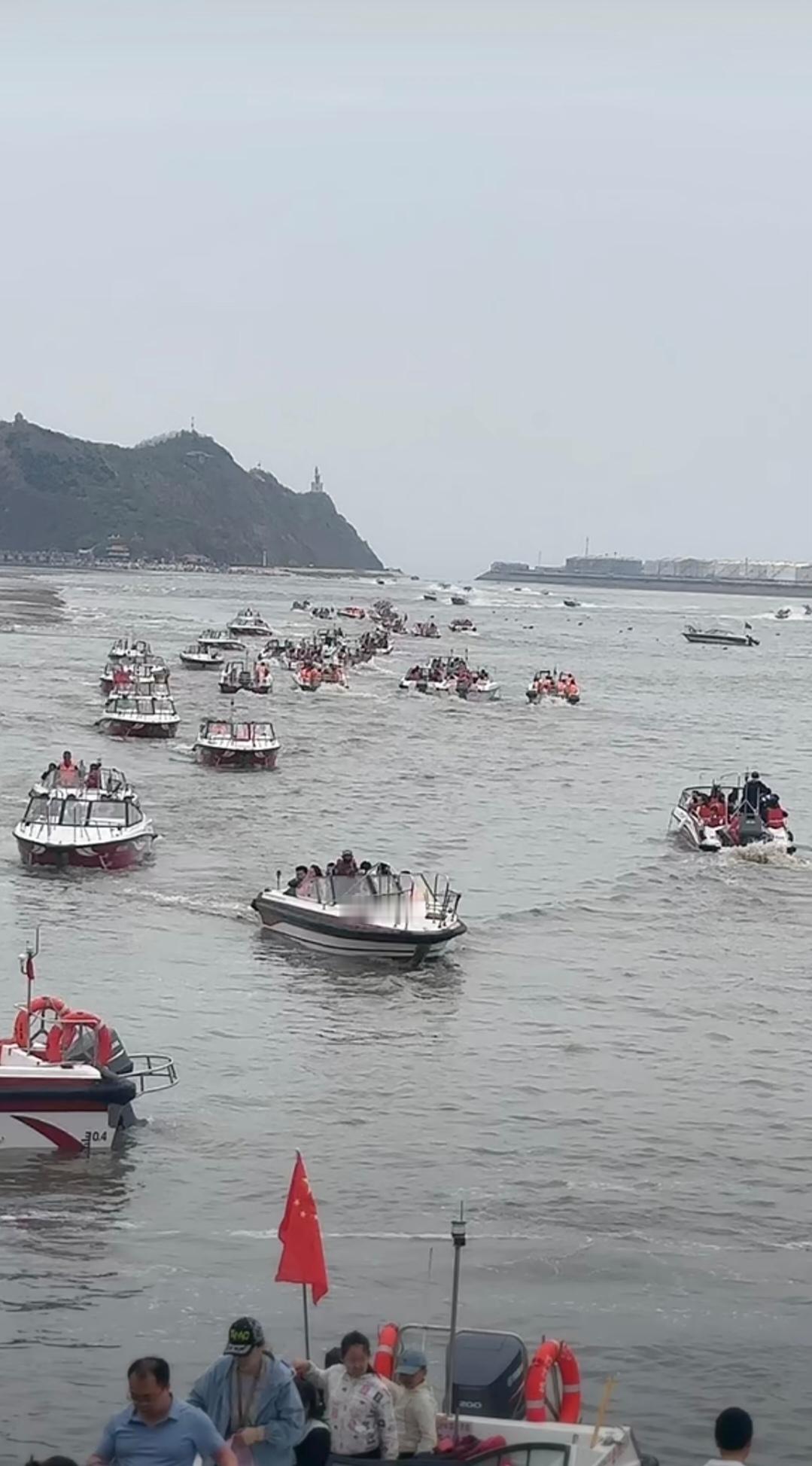 潮声里的笔架山
 
五一的风，带着渤海湾咸湿的水汽，吹过锦州湾的滩涂。我站在岸边