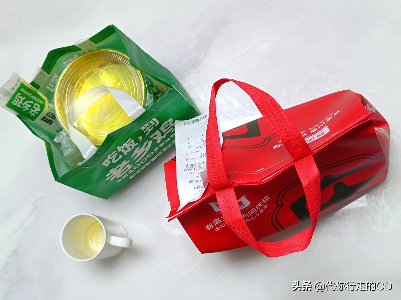 年一过，又靠外卖续命了。
老己不知道大家吃的啥，却猜到川普点了汉堡和炸鸡。